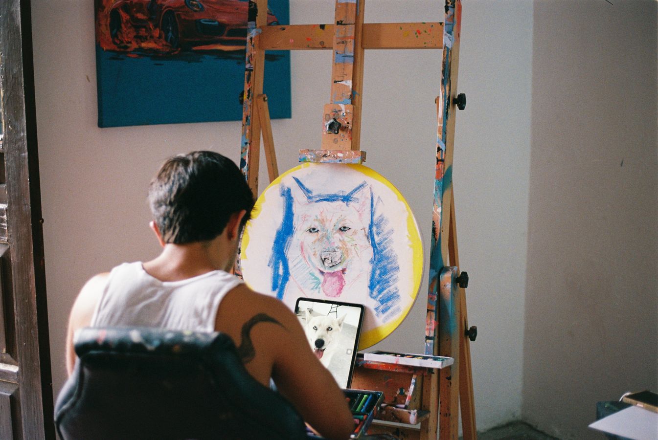Tableau chien déco pop art peint à la main Artiste peignant un portrait de chien coloré façon pop art sur toile