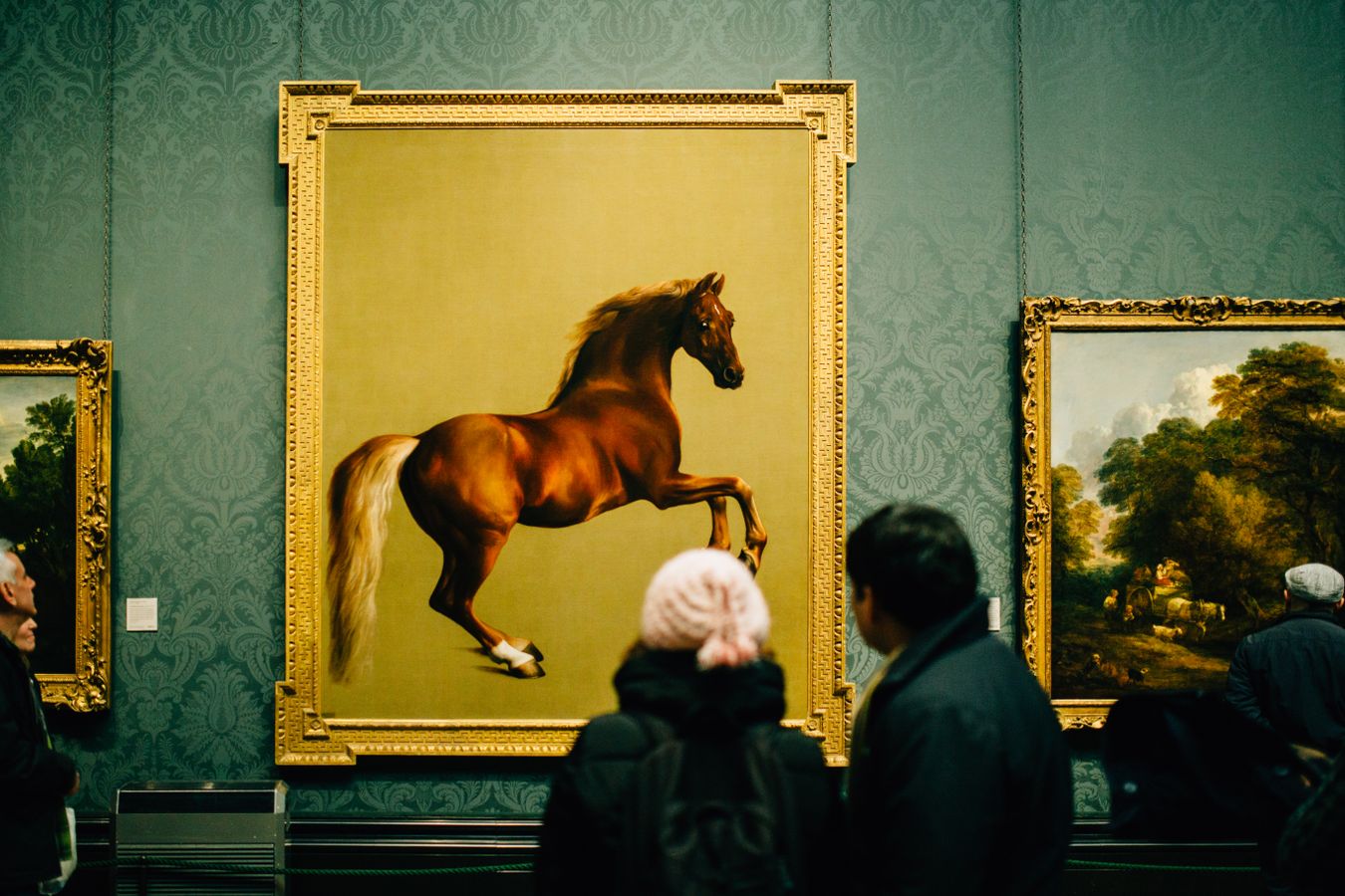 Tableau cheval réaliste encadré en galerie d'art Tableau cheval réaliste encadré doré exposé dans une galerie d'art
