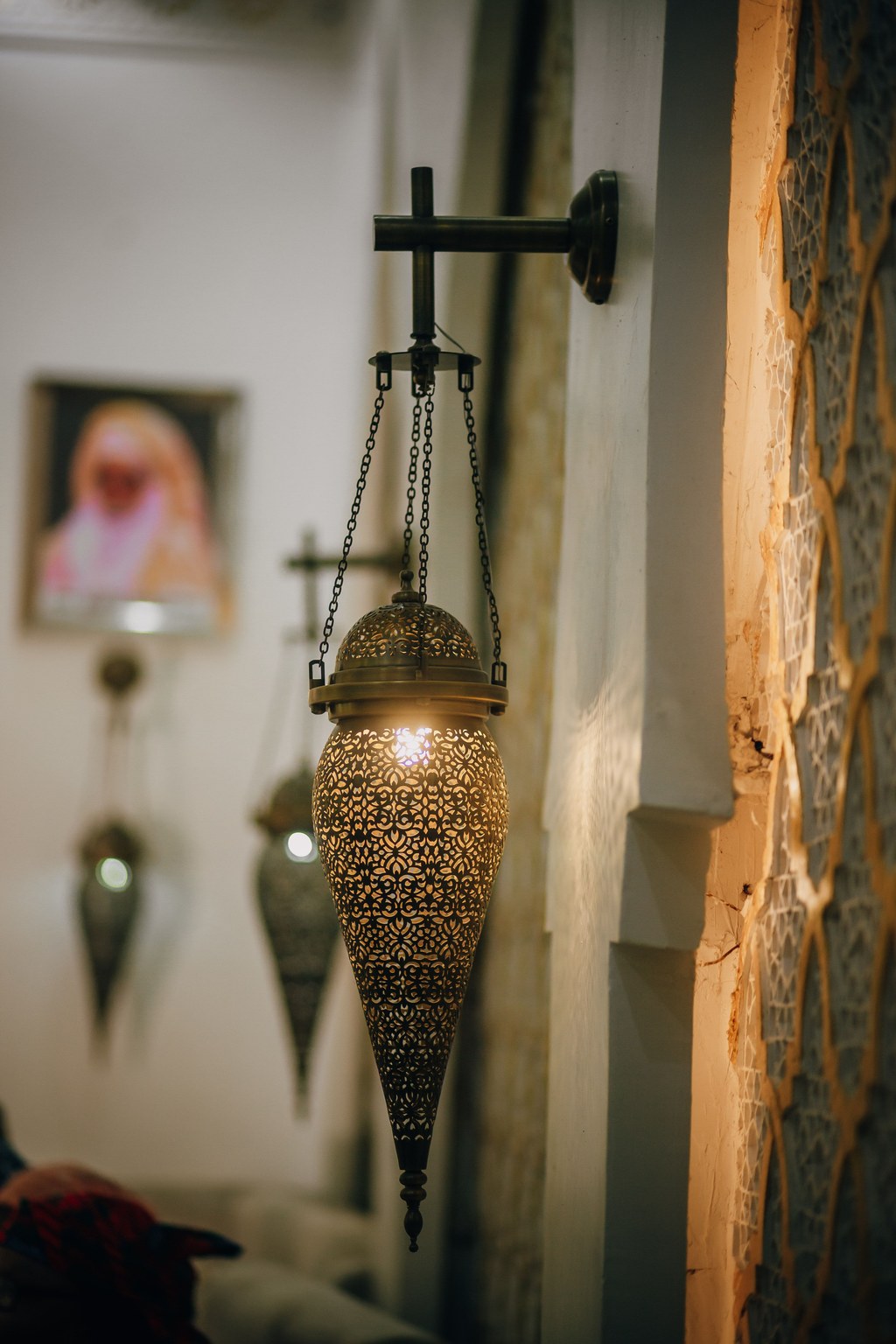 Lanterne marocaine ajourée Lanterne marocaine en métal ajouré suspendue diffusant une lumière chaude