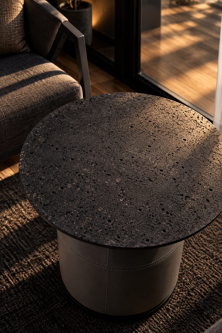 table basse ronde en pierre de lave noire mate texturée