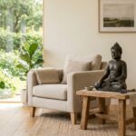 Statue de bouddha assis en meditation posee sur une table basse dans un salon epure