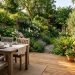 Belle terrasse en bois couleur miel avec table de repas et olivier en pot