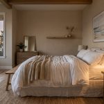 Chambre feng shui apaisante en soirée Vue d'ensemble d'une chambre sable apaisante avec lampe de chevet allumée