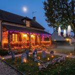 Jardin et façade décorés pour Halloween