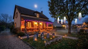 Jardin et façade décorés pour Halloween