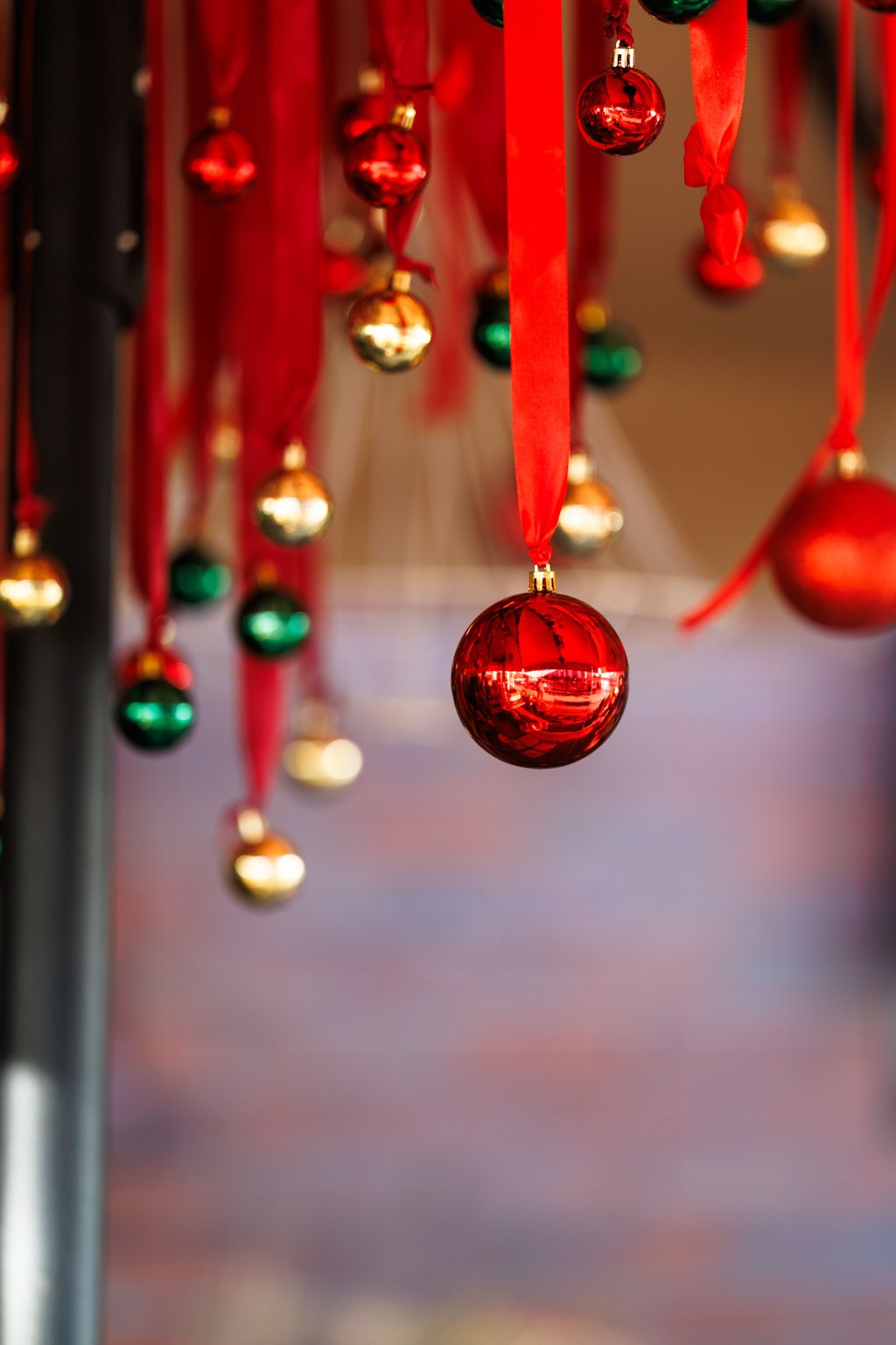 Mobile de boules suspendues Boules de Noël rouges, vertes et dorées suspendues à des rubans de longueurs différentes