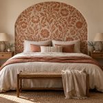 Chambre avec tête de lit en arche recouverte de papier peint botanique terracotta et crème